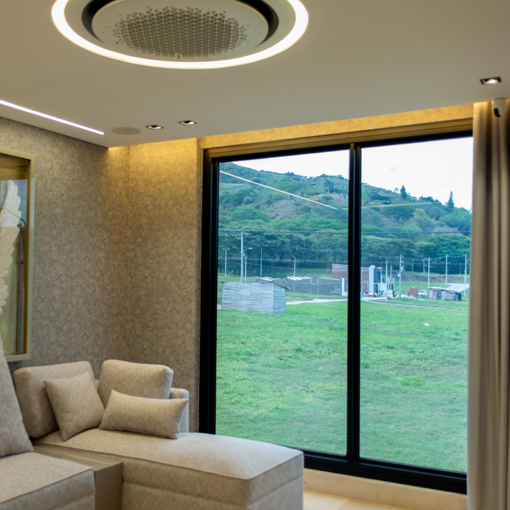 Ventana corrediza en aluminio negro mate con vidrio claro – instalación residencial Valle del Cauca