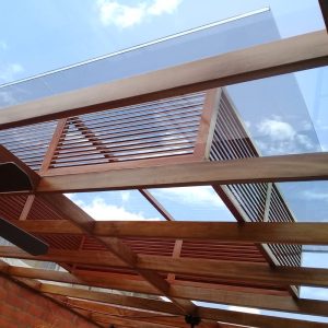 Pérgola de vidrio en estructura de madera