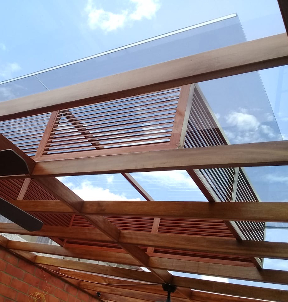 Pérgola de vidrio en estructura de madera